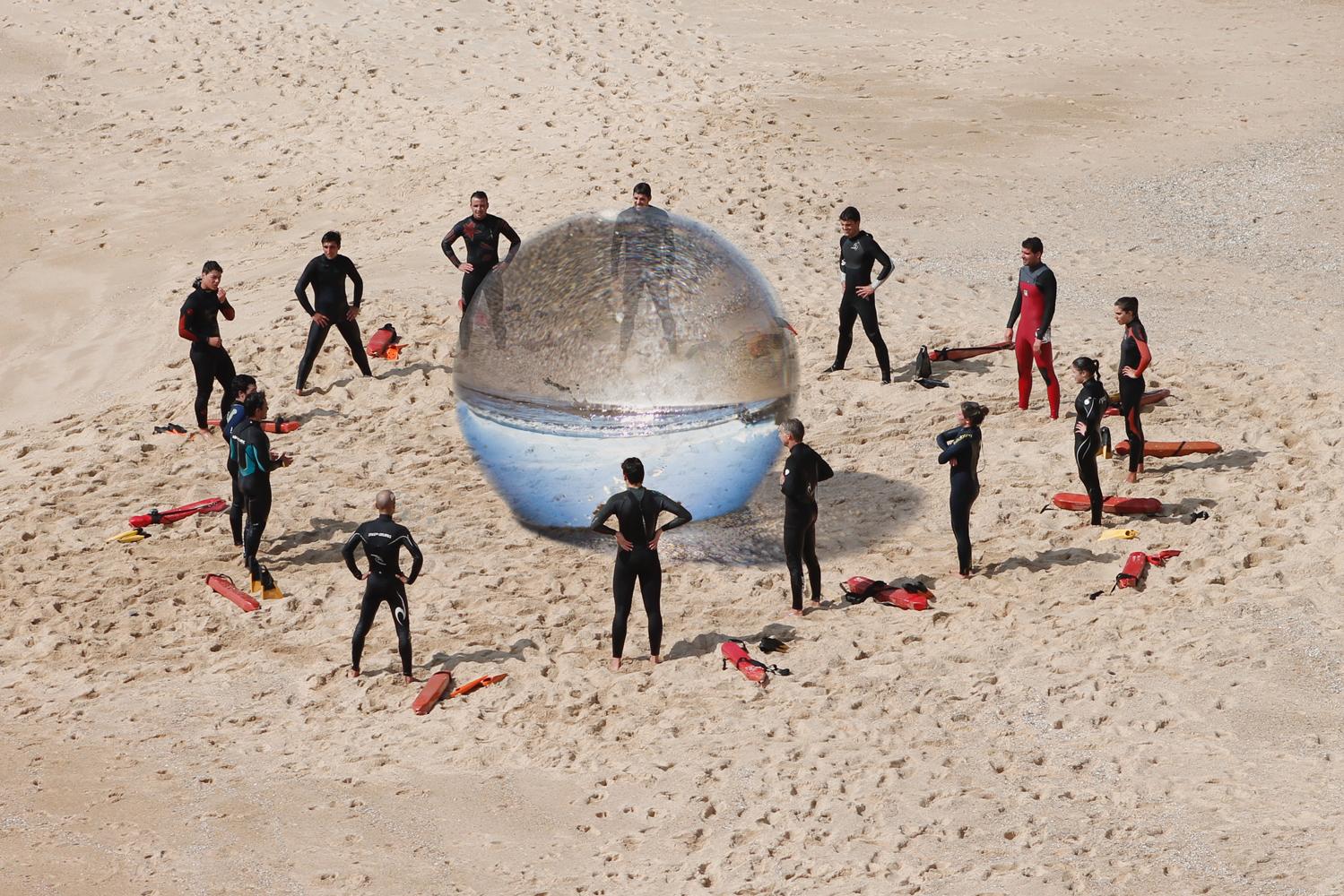 Squadra di bagnanti intorno a enorme misteriosa palla d'acqua